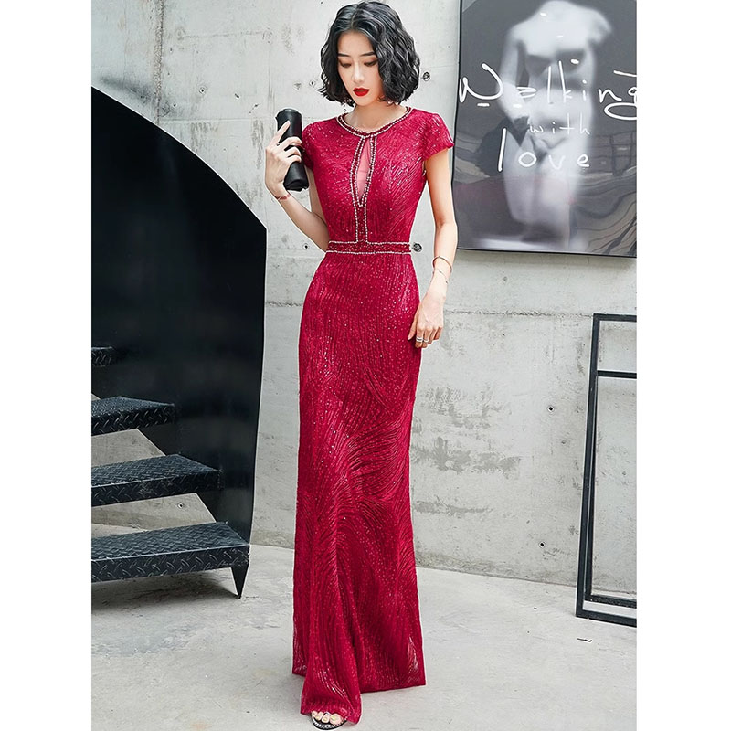 kudapy ชุดราตรียาวสีเทาเงิน/สีแดง เดรสออกงานยาวช่วงปกปักคริสตรัล แขนสั้น กระโปรงทรงหางปลา สวยหรูดูแพง เหมาะสำหรับใส่เป็นชุดราตรี ชุดออกงาน ชุดไปงานแต่ง