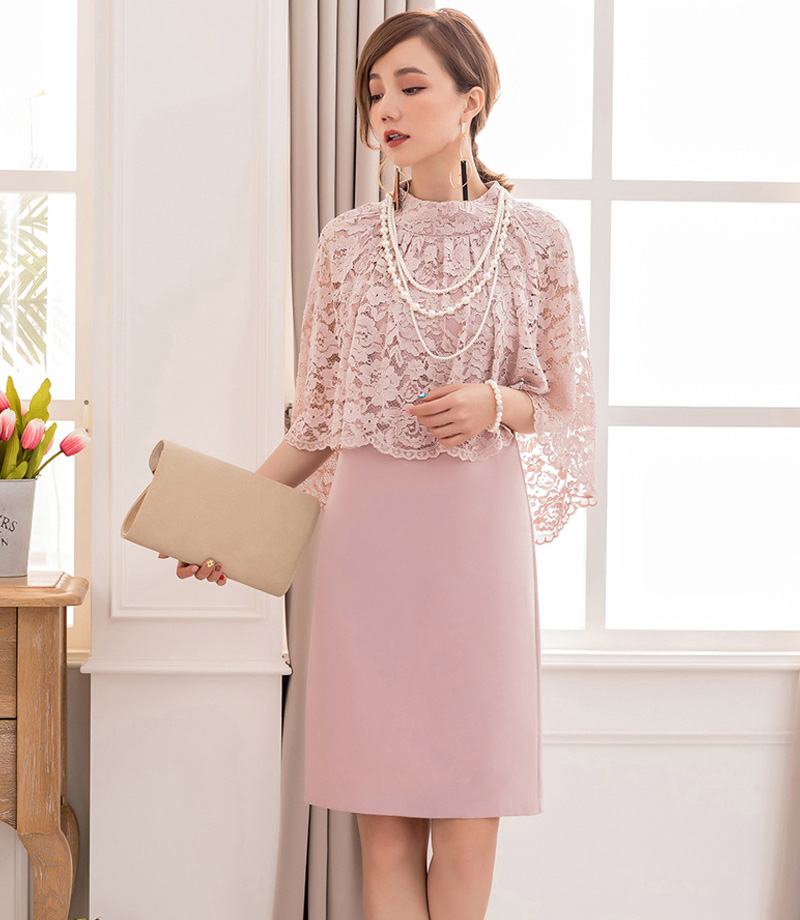 kudapy เดรสออกงานสีชมพู/สีดำ/สีกรมท่า ผ้าทวิลเกาหลี ดีไซน์ลูกไม้คลุมไหล่ แพทเทิร์นทรงตรง ผ่าหลัง ซิปซ่อนด้านหลัง มีซับในตัว