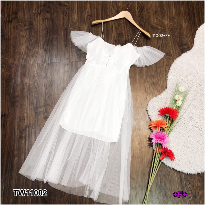 kudapy เดรสสายเดี่ยวสีขาว เว้าไหล่ผ้าตาข่ายระบาย สานอก มีซับใน งานเดรสพริ้วๆใส่สบาย มีซิปหลัง