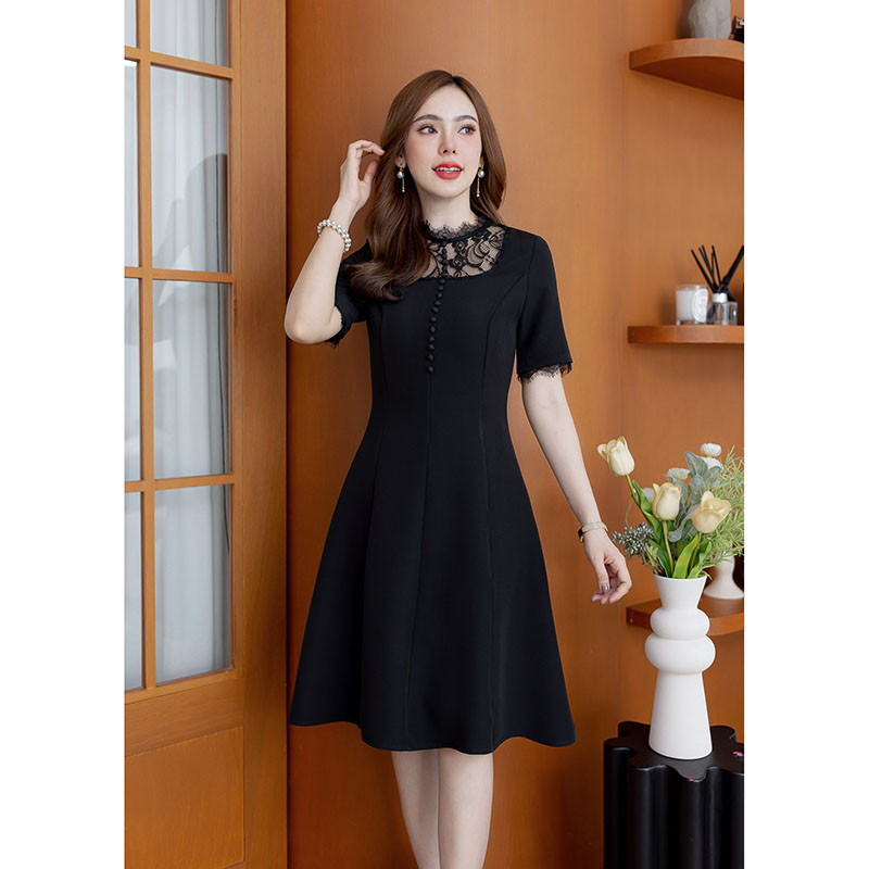 kudapy เดรสสั้นสีชมพู/สีดำ ผ้าพื้นอกลูกไม้ เย็บเข้ารูปสวย เน้นช่วงเอวใส่แล้วดูเพรียว ช่วงอกแต่งลูกไม้สวย มีดีเทลแต่งกระดุม และแต่งแซมด้วยลูกไม้ขนตาเบาๆ