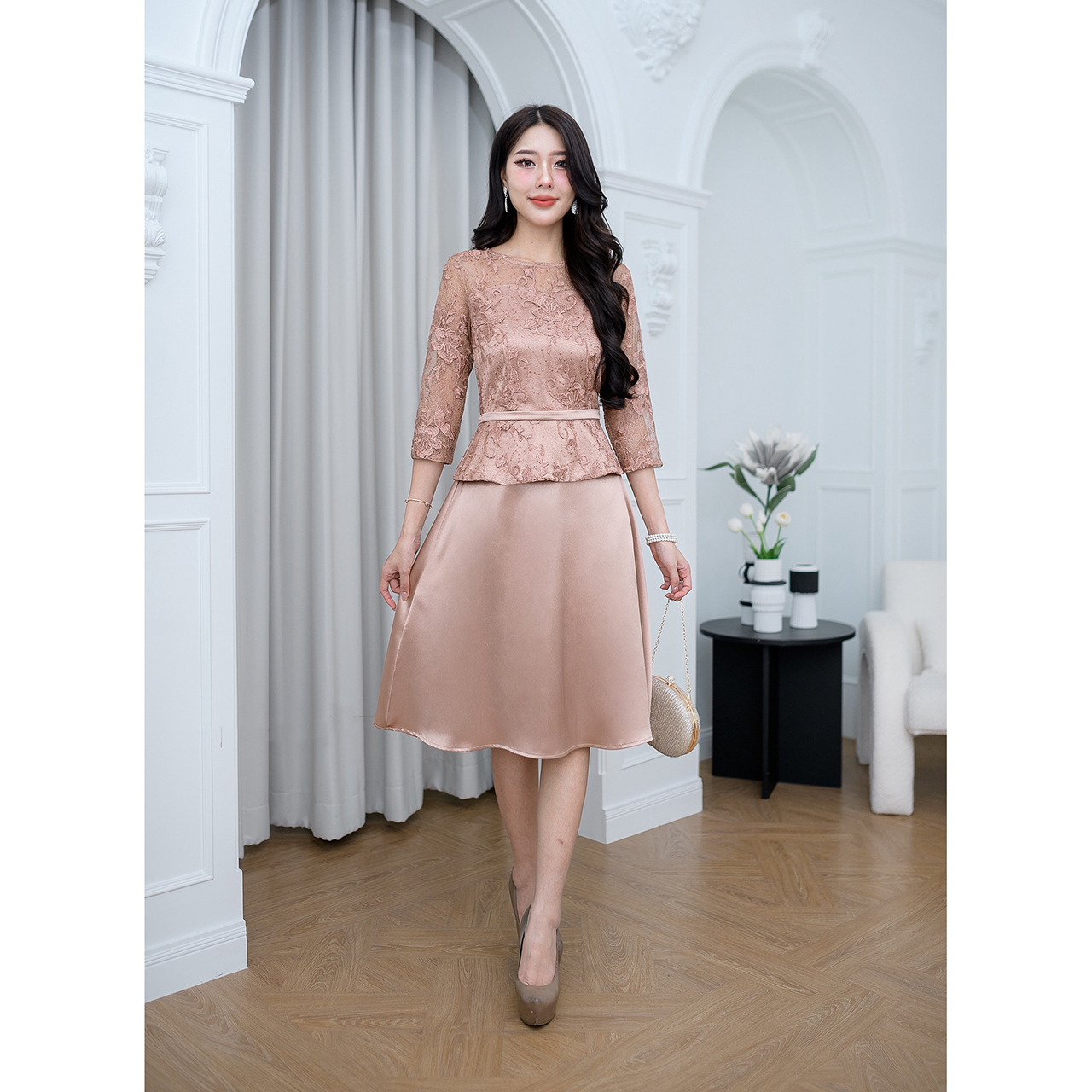 kudapy เดรสสั้นสีแดงอมชมพู/สีน้ำตาล กระโปรงเป็นผ้าเงาพริ้วสวย ตัวเสื้อเป็นผ้าลูกไม้ใยบวบปักดอกไม้ลายสวย ดีเทลเข็มขัดเป็นผ้าเย็บติดสำเร็จให้