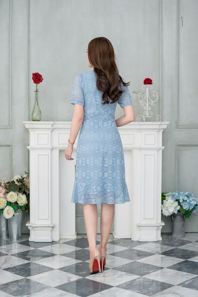 kudapy เดรสสั้นสีฟ้า/สีชมพู ลูกไม้ ลูกไม้เนื้อนิ่ม ทิ้งตัวสวยใส่สบาย มีดีเทล เย็บจั้มแต่งกระดุมช่วงอก แต่งลูกไม้รอบคอ ช่วงชายกระโปรงเป็นระบายนิดๆ