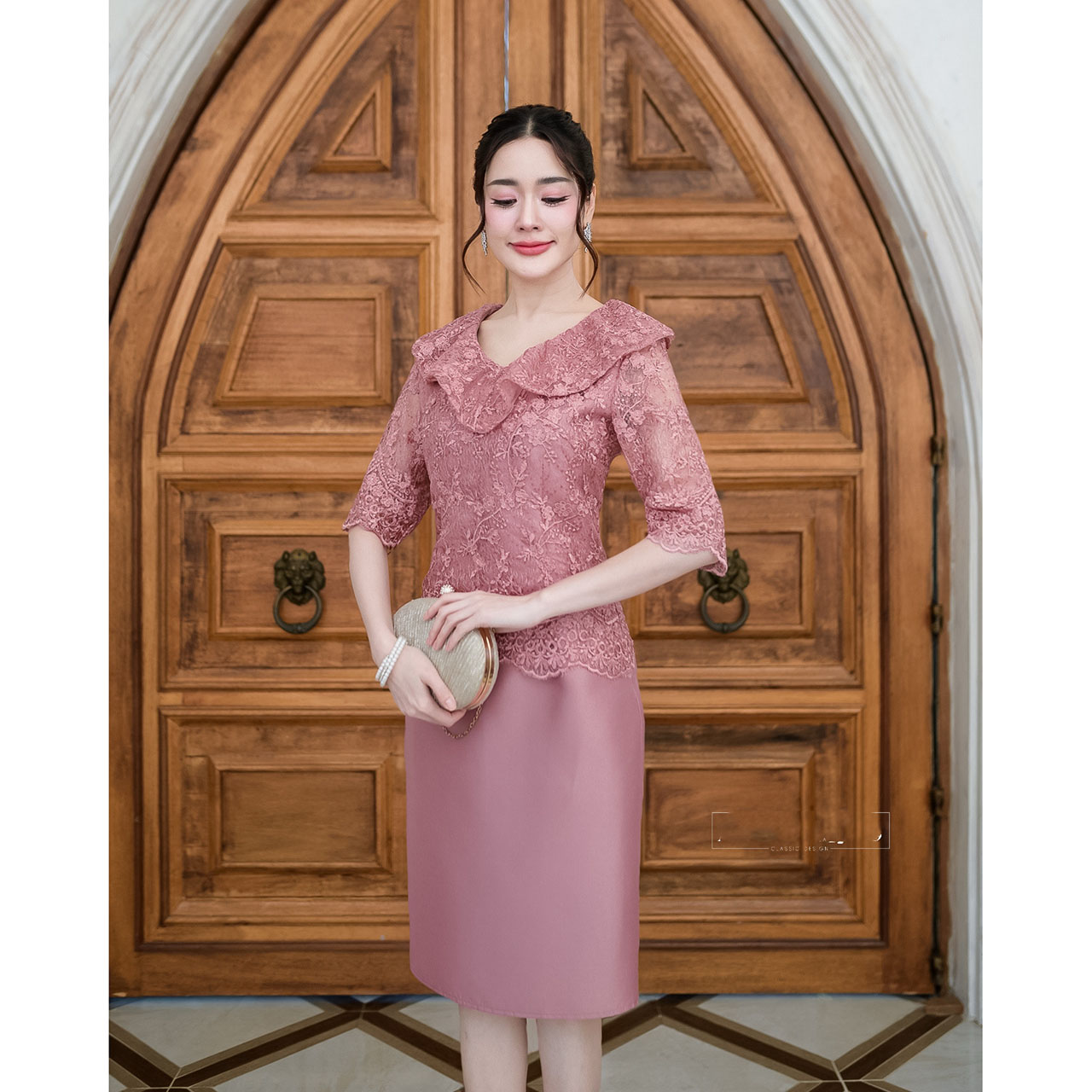 kudapy เดรสสั้นสีชมพูกะปิ/สีชมพูโอรส เนื้อผ้าดีสวยพรีเมี่ยมลูกไม้เนื้อนิ่ม แขนศอกสุภาพเรียบร้อย ช่วงคอเสื้อเก๋มากค่ะเป็นคอวีแต่งระบายรอบคอ