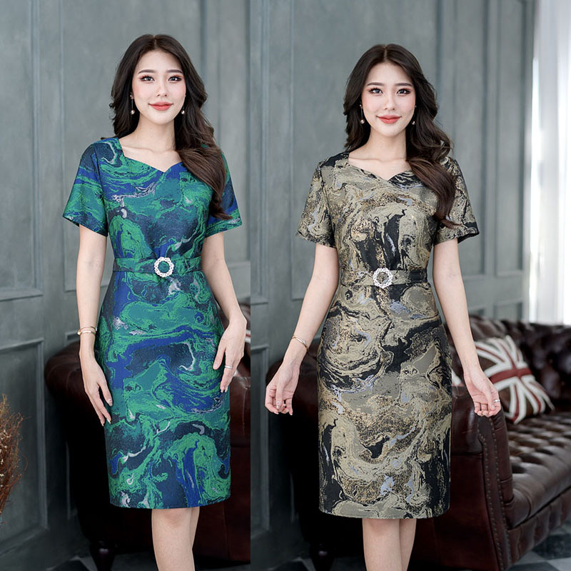 kudapy เดรสสั้นสีโทนสีเขียว/สีโทนทองทอลายมีผสมดิ้นทองดูหรูหรามากค่ะ โทนสีผู้ดีมากๆ ดีไซน์ทรงแขนสั้น แต่งเข็มขัดเพชร(แบบเย็บติด) สวยงาม มีซับในทั้งชุด