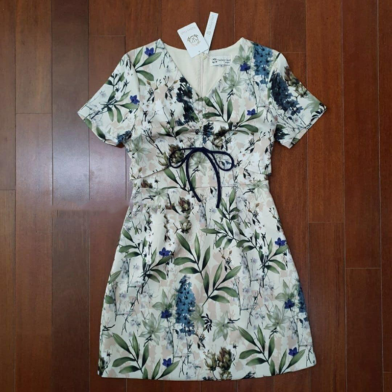 kudapy เดรสสั้นสีเขียว ลายดอกเหลืองเขียว ที่หน้าอกเกร๋ๆมีเชือกรูดย่นได้ตามระดับที่ต้องการ