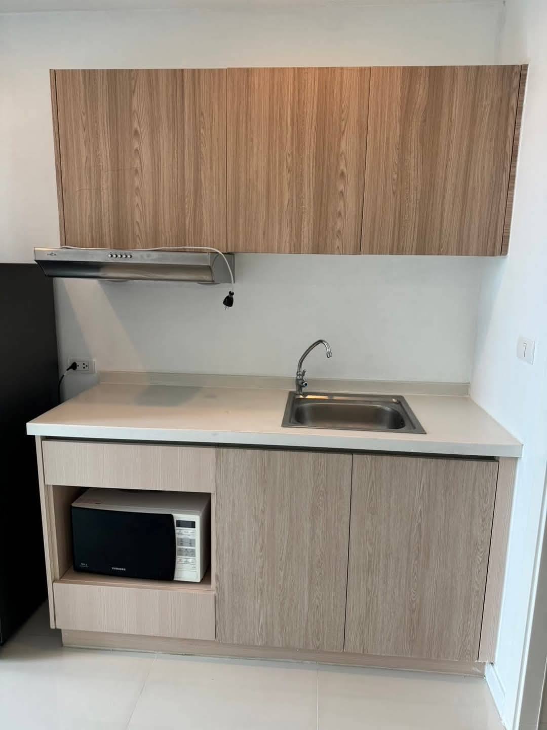 ให้เช่าห้องแบบ 1ห้องนอน 1ห้องน้ำ โซนพื้นที่ ตรงข้าม ซีคอน ซีนีเพล็กซ์ ศรีนครินทร์ MRT สวนหลวง คอนโด Elements Srinakarin (อิลีเม้นท์ ศรีนครินทร์) Low Rise ขนาดห้อง 37 ตรม. ชั้น 8 ตึก 7