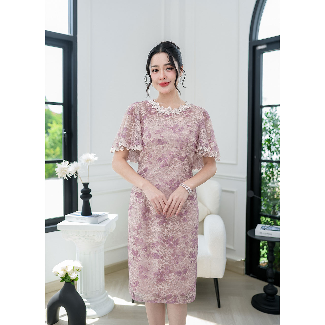 kudapy เดรสผ้าลูกไม้รุ่นนี้ผ้างานจริงจะสวยกว่าในรูปมากๆนะคะ เป็นงานผ้าลูกไม้เนื้อนิ่มทอผสมดิ้นทองอ่อนตามลายดอกไม้