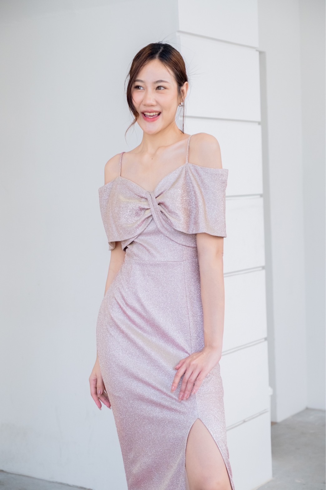 kudapy เดรสยาว ผ้าดัชเชสอัดกาว เปิดบ่าจับบิดทวิชไขว้อก มีสายคล้องบ่า กระโปรงทรงสอบ ผ่าหน้าขา sexy