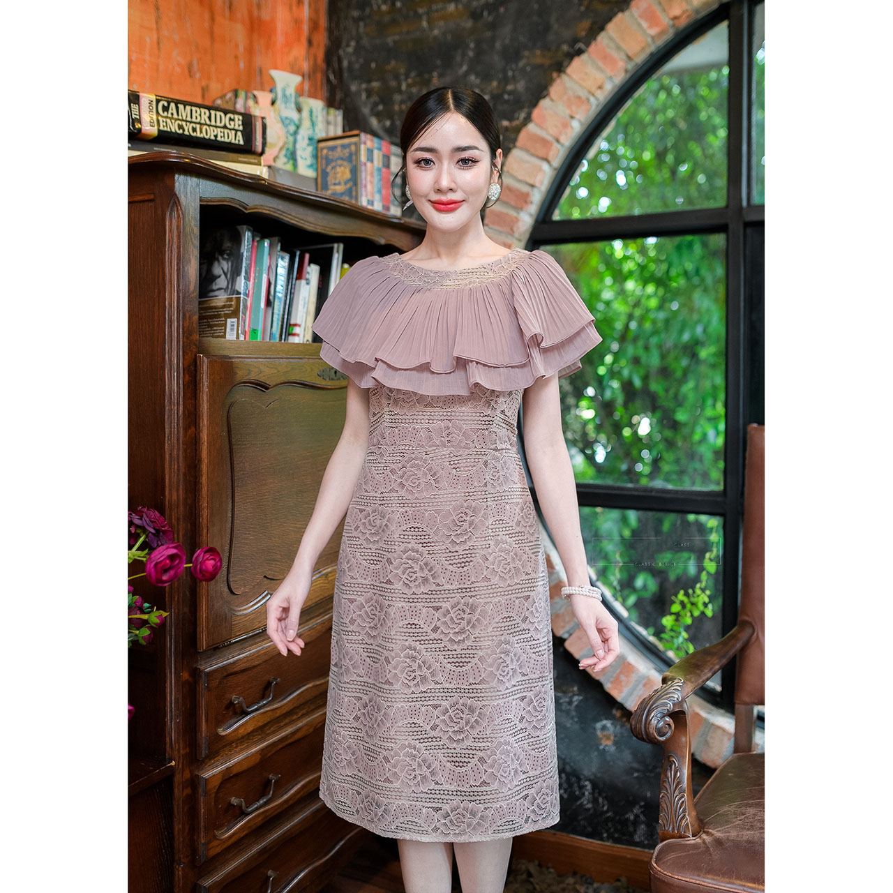 kudapy เดรสสั้นสีชมพูหม่น/สีโอวัลติน ผ้าลูกไม้ทั้งชุด ดีไซน์เอวต่อแบบสวยหวาน ดีเทลคลุมไหล่ด้วยผ้าชีฟองอัดพลีทสองชั้น