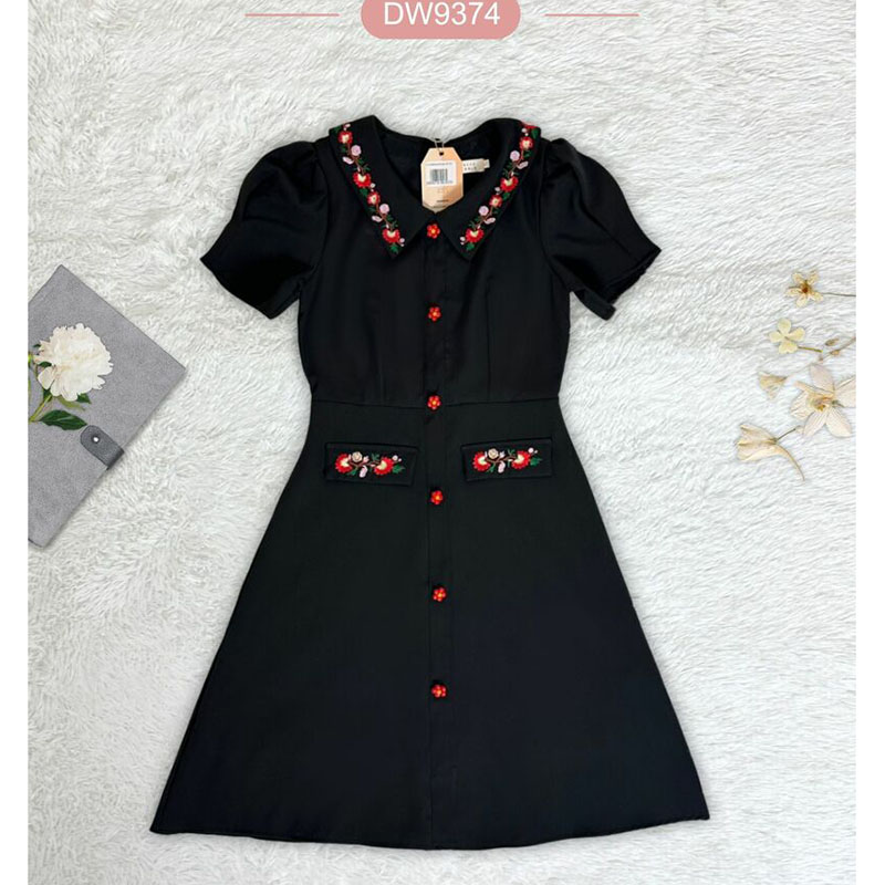 kudapy เดรสสั้นสีแดง/สีดำ/สีฟ้าคราม คอปกแต่งกระดุมทรงบานสีพื้น ลายดอกสวยดูดี