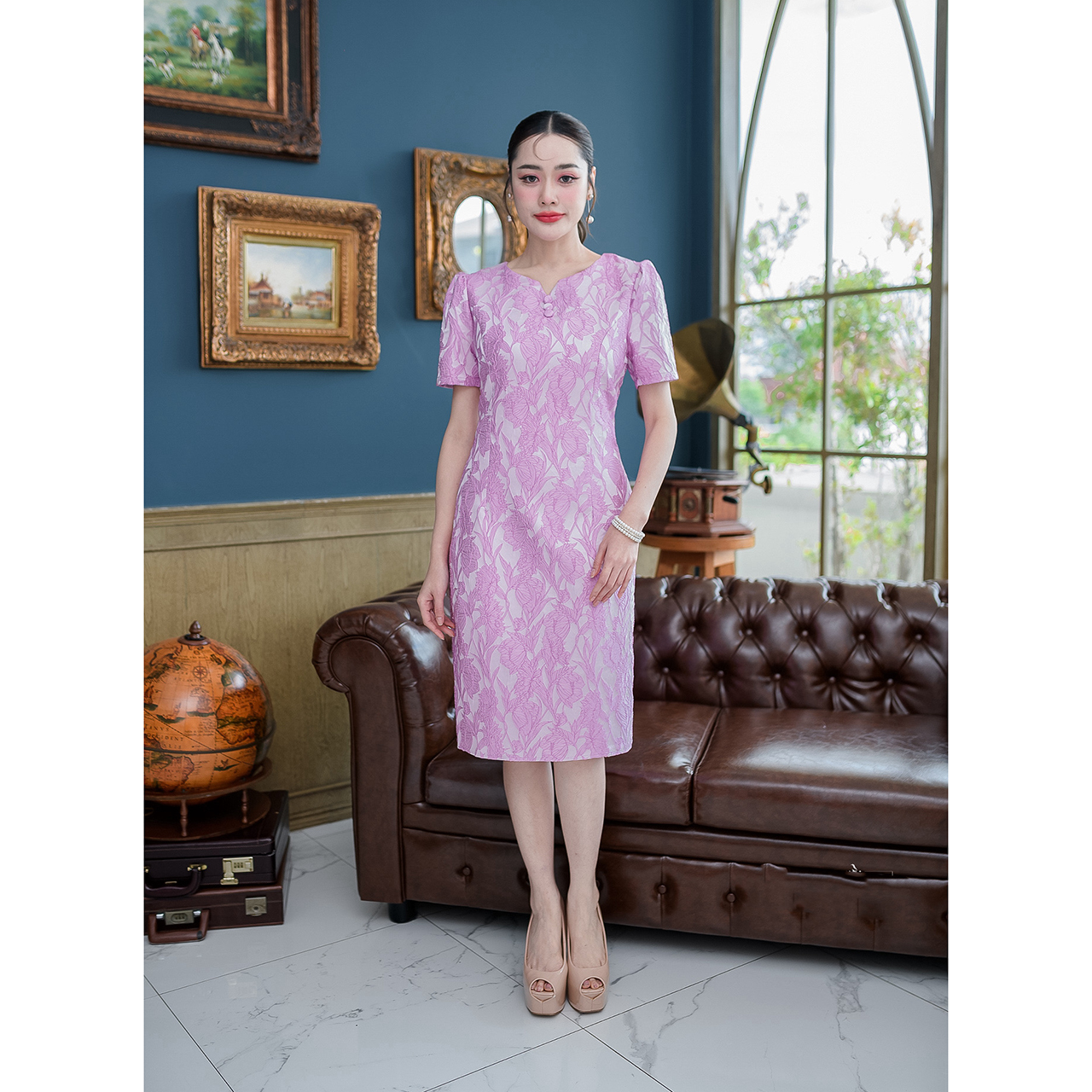 kudapy เดรสสั้นสีชมพู/สีม่วง แขนสั้นทรงใส่ง่าย ช่วงคอเป็นคอวีแต่งเคิพ ลายดอกเป็นงานทอลายนูน