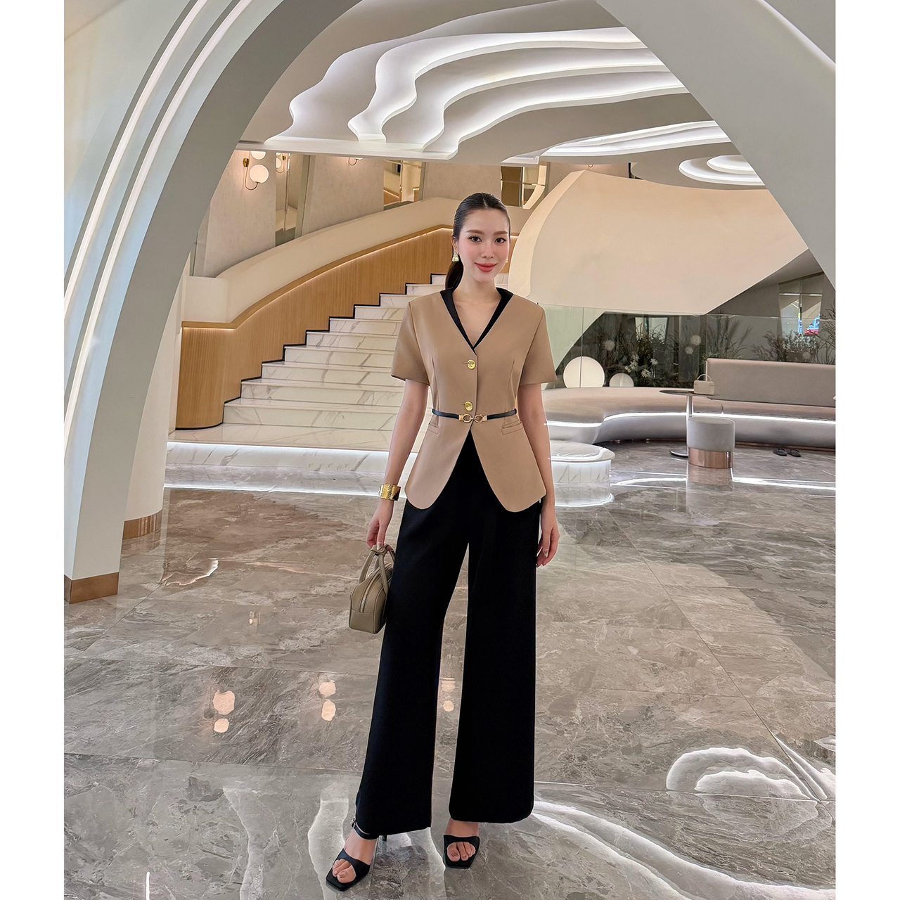 kudapy ชุดทำงานลุคเรียบหรู สไตล์มินิมอล พร้อมดีเทลคอวีเข้ารูปช่วยให้ช่วงคอดูยาวและเรียว