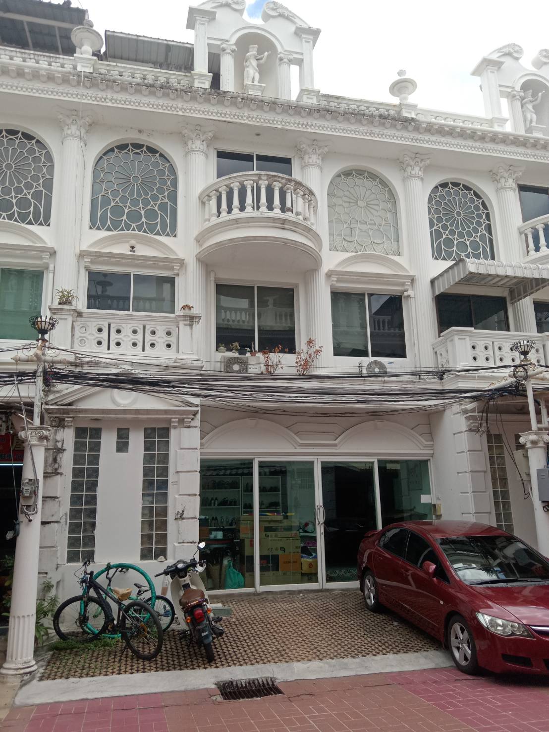 ปล่อยเช่าหมู่บ้าน Leo Classic Place (ลีโอคลาสสิค เพลส) สุขุมวิท 49และ39 - ทาวโฮม 3 ชั้น 3ห้องนอน 4ห้องน้ำ - 1ห้องเอนกประสงค์ (ดาดฟ้า) 1ห้องแม่บ้าน 1ห้องเก็บของ - ใกล้ BTS พร้อมพงษ์ - ขนาดห้อง 336 ตรม. ( 28 ตรว)