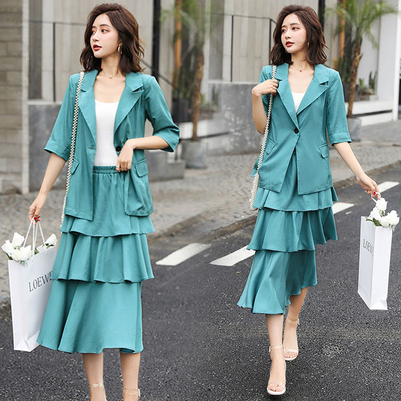 ชุดเซ็ทเสื้อและกระโปรงยาวสีเขียว สวยสุภาพค่ะ ใส่ทำงานได้ค่ะ