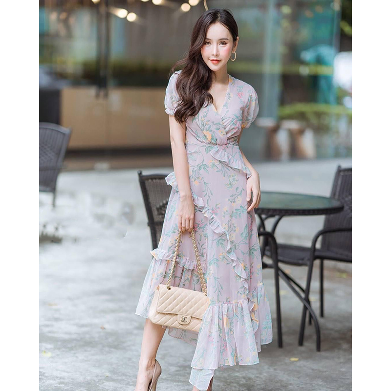 kudapy แม็กซี่เดรสผ้าพริ้วพิมพ์ลายดอกไม้ คอวีทบ แขนตุ๊กตา กระโปรงผ่า ขลิบขอบแต่งระบาย สวยสะพรึง