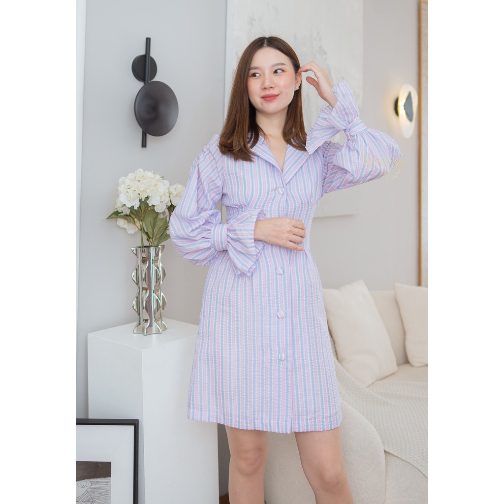 kudapy เดรสสั้นคอวีสีชมพูฟ้า,สีฟ้าเหลือง ทรง Blazer กระดุมหน้า ผ้าเซียร์ซัคเกอร์ลายทาง ช่วงไหล่จับจีบ ทรงแขนยาว ปลายแขนแต่งระบาย เล่นดีเทลตีเกล็ด