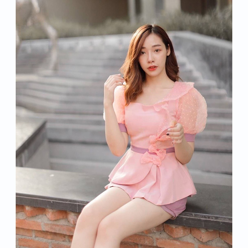 kudapy set ขาสั้นสีชมพู 2 ชิ้น เสื้อคอเหลี่ยม เนื้อผ้าซาร่าซิปหลัง ช่วงแขนแต่งผ้าแก้วลายจุด