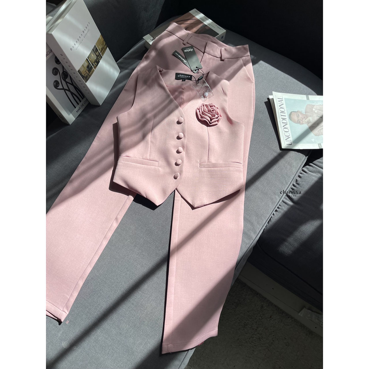 kudapy เซ็ทสูท กระดุมเป็นกระดุมปั้มใช้ผ้าเนื้อเดียวกันกับตัวชุด แถมฟรีเข็มกลัดดอกไม้ กางเกงทรงกระบอก ใช้ผ้าเดียวกันทั้งชุด