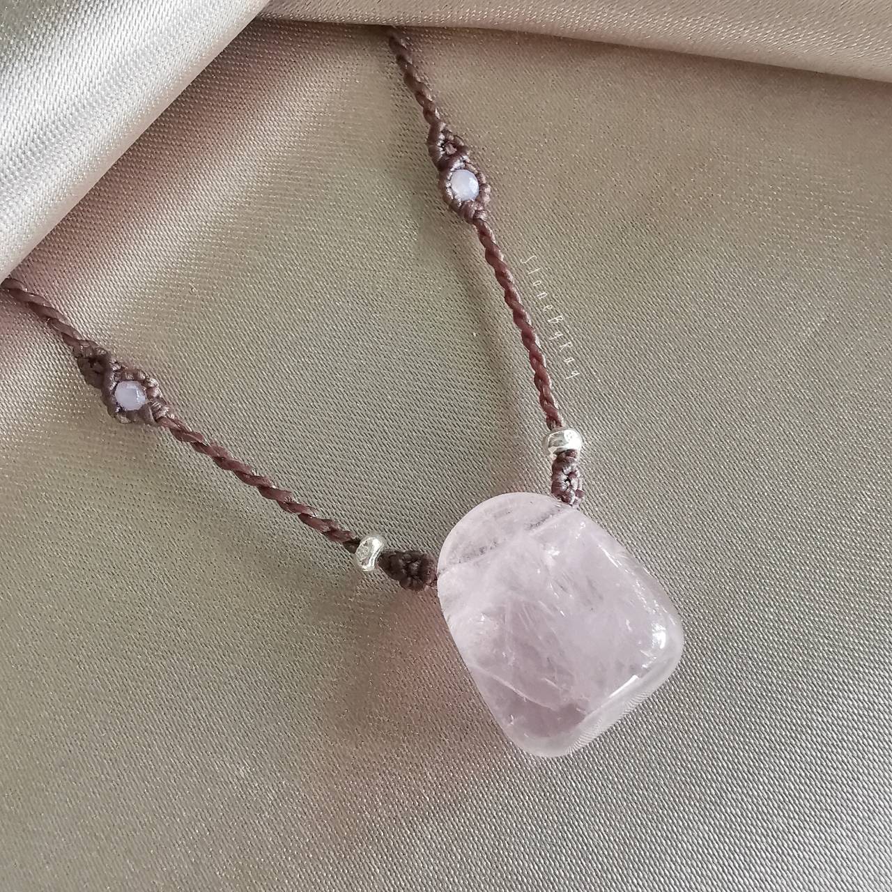 สร้อยคอเชือกถักจี้หินโรสควอตซ์ Rose Quartz