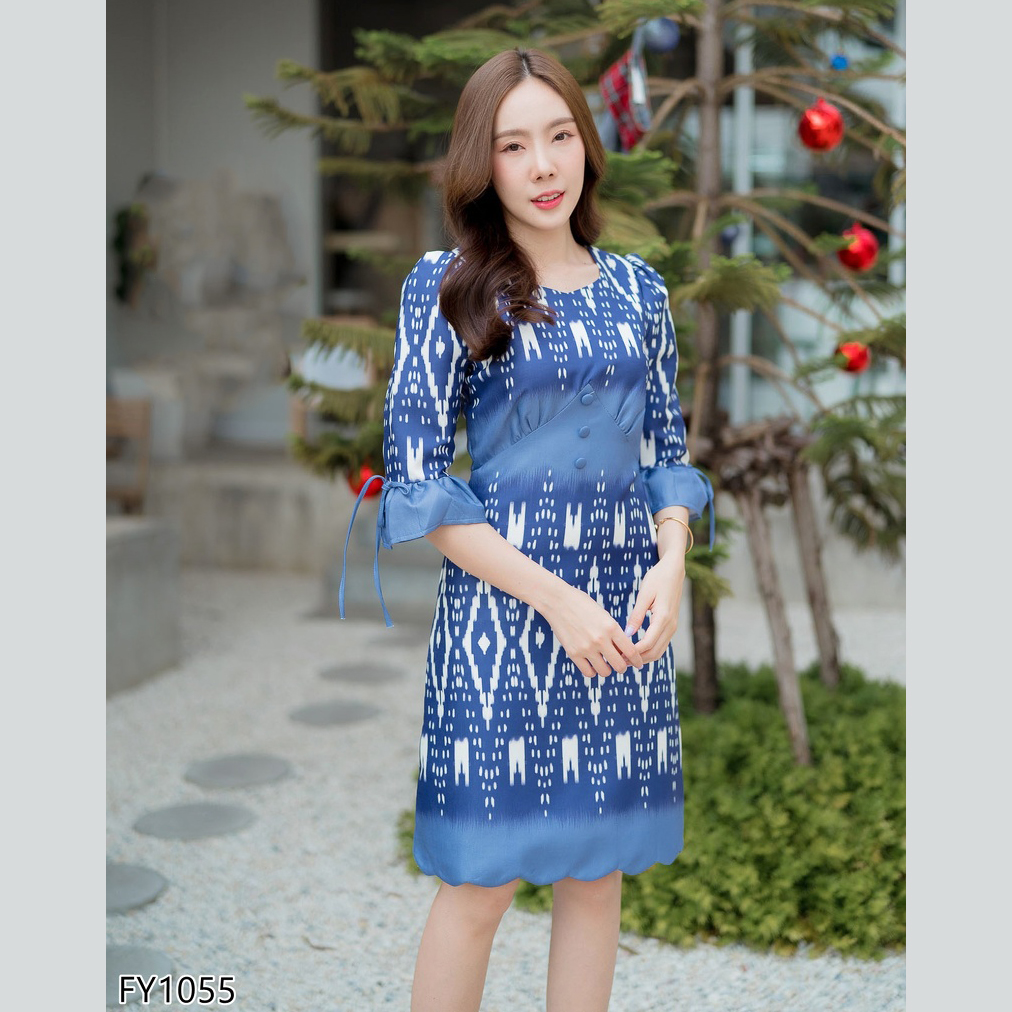 kudapy เดรสสั้นผ้าไทยคอเหลี่ยมสีน้ำเงินกรมท่า/สีชมพู แขนยาว 5 ส่วน แต่งระบายกระดิ่งลายไทย