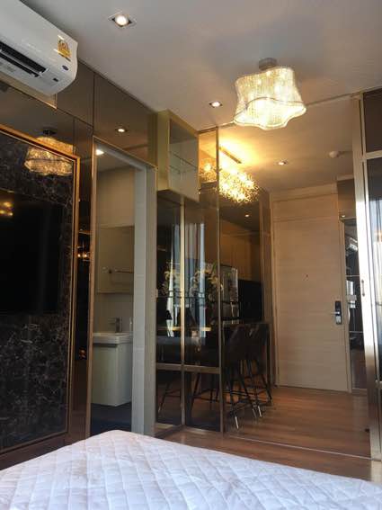 สนใจชมห้องติดต่อได้เลย Line ID: Smile-easy ปล่อยเช่าคอนโด Park 24 (พาร์ค 24) - 1ห้องนอน 1ห้องน้ำ 1ห้องนั่งเล่น - ใกล้ BTS พร้อมพงษ์ - ขนาดห้อง 30 ตรม. ชั้น 33 ตึก 2