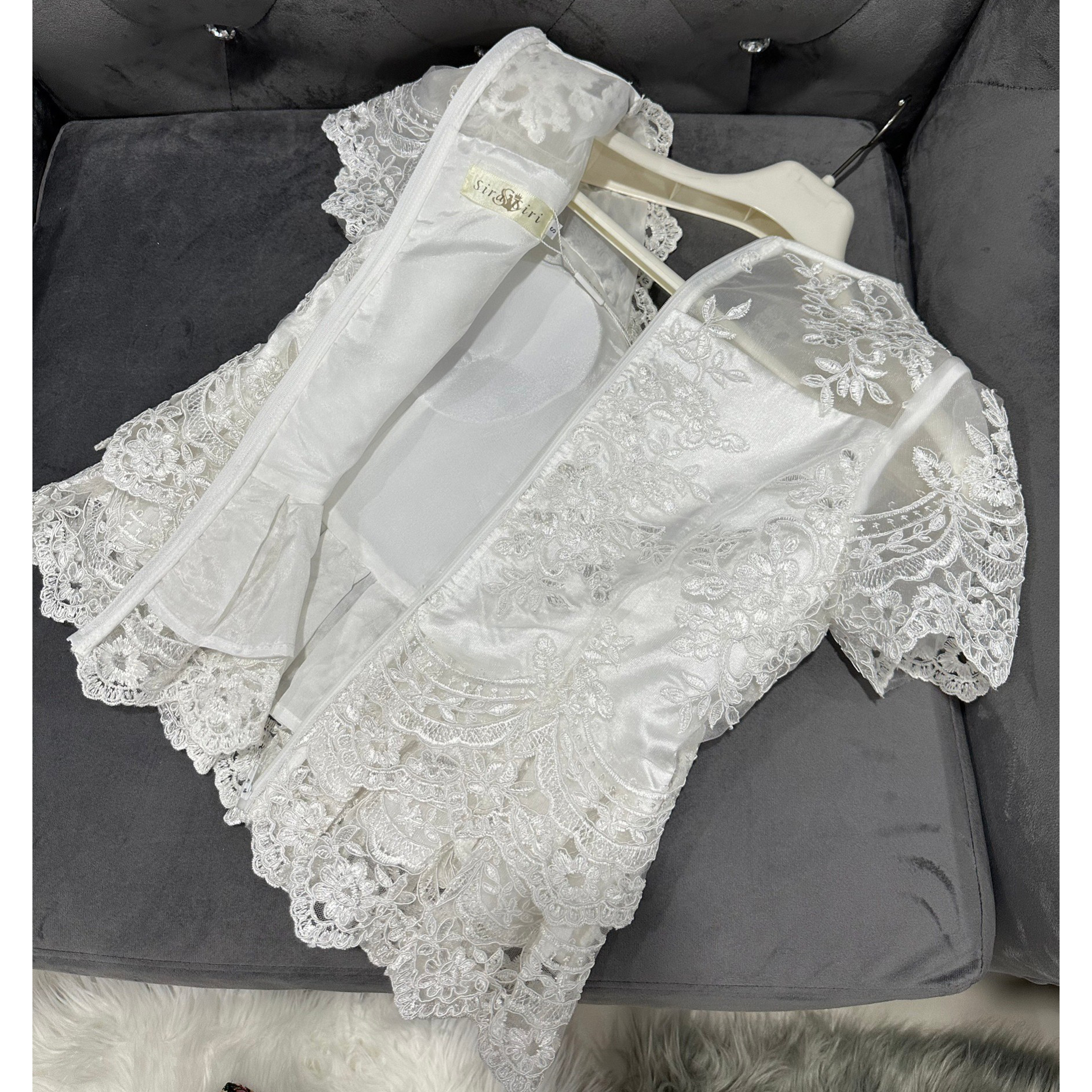 kudapy เสื้อลูกไม้สีขาว+ผ้าถุงทอลายสีเขียว งานเข้าชุดสีสวยตามแบบ ตัดเย็บอย่างดี รับประกันคุรภาพ