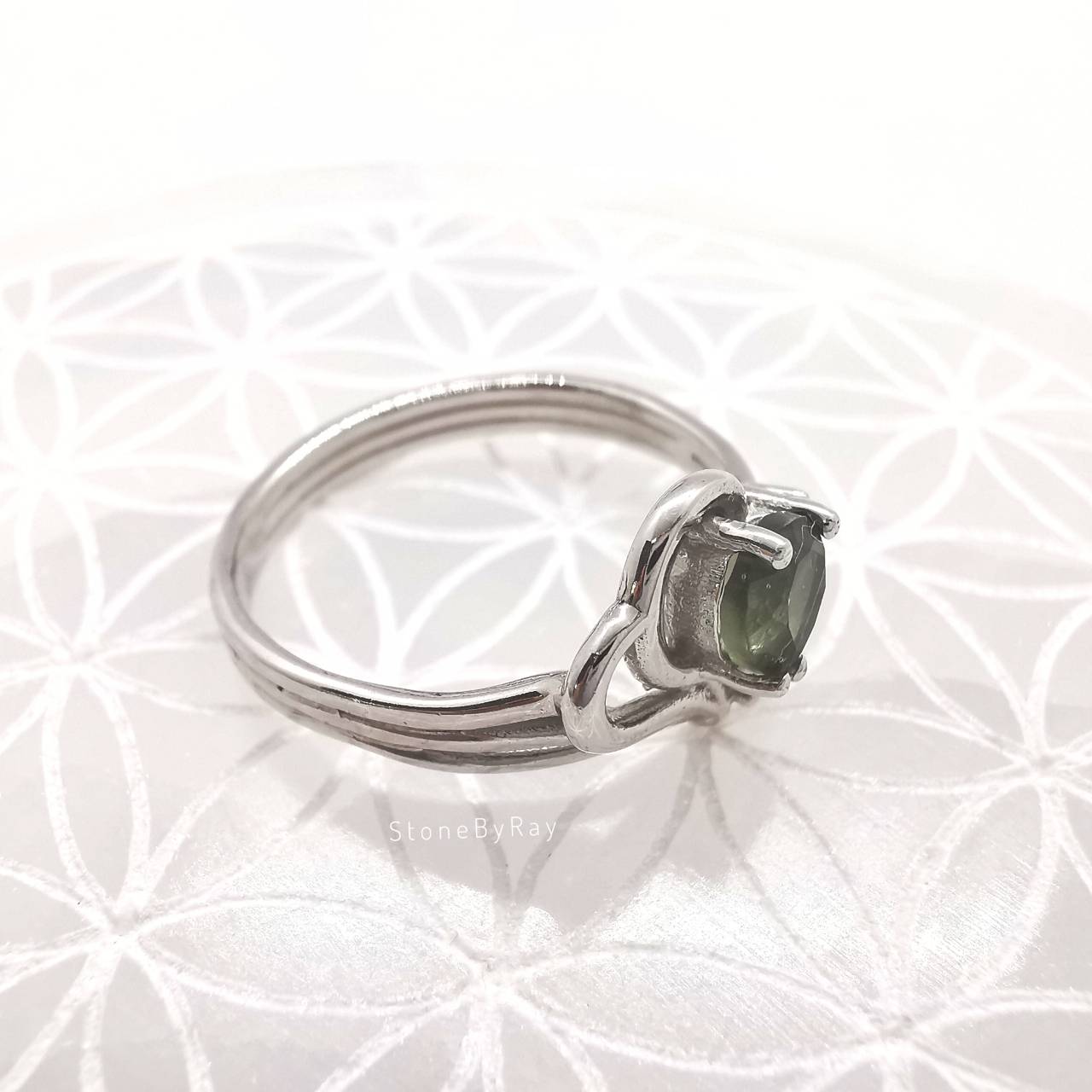 แหวนเงินสะเก็ดดาวโมดาไวต์(Moldavite)