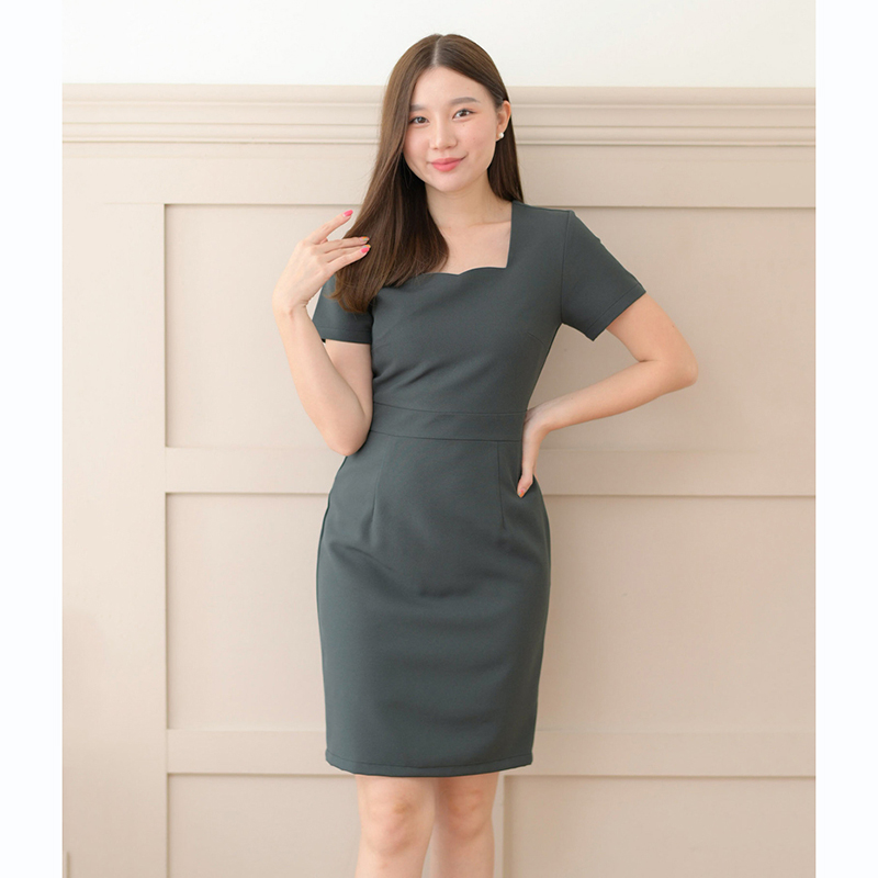 kudapy เดรสสั้นคอหัวใจแขนสั้นสีเทาเข้ม/สีแดงเข้ม/สีดำ เข้ารูปเอว ทรงสวยเป๊ะมาก เนื้อผ้าหนามีน้ำหนัก ซับในทั้งตัว ใส่ได้ตลอด