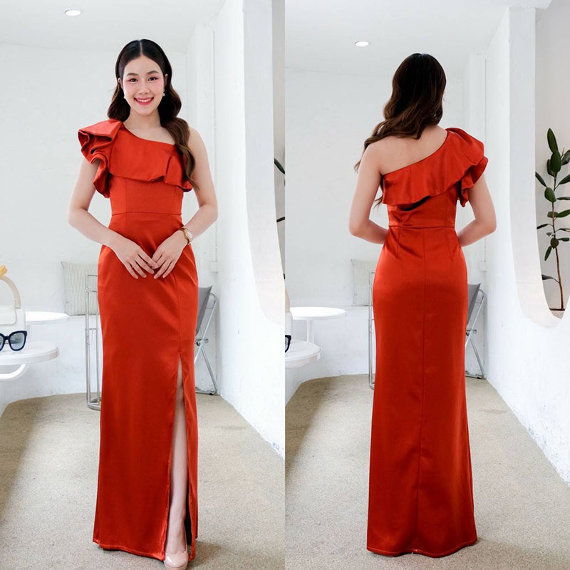 kudapy เดรสยาวสีกรม ครปเปอร์ เขียวเข้ม มิ้นท์ ส้มอิฐ แดง ทอง ชมพู เทา เปิดไหล่ข้าง แต่จีบแขนตุ๊กตาสวยดูดี