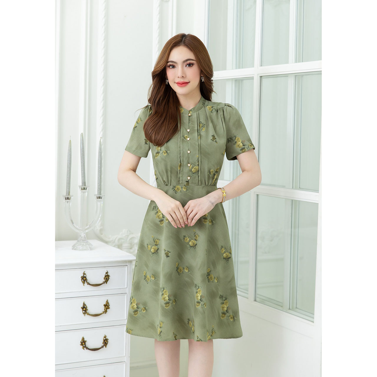 kudapy เดรสสั้นสีเขียว/สีเบจน้ำตาล ลายดอก แพทเทิร์นสวย เรียบๆ มีดีเทล เย็บตีเกล็ดแต่งกระดุมหัวใจ