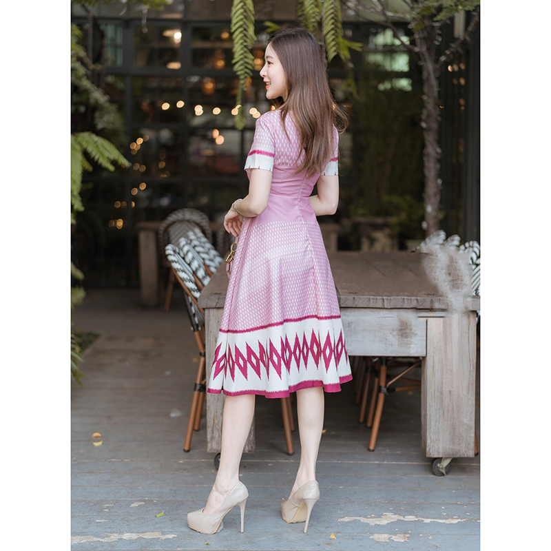 kudapy เดรสสั้นผ้าไทยแขนสั้นคอวีกระดุมหน้าสีแดง/สีชมพู กระโปรงบานผ้าไทย