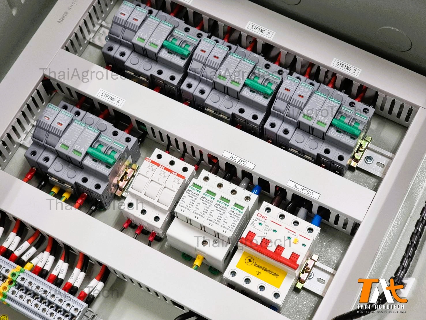 ตู้คอมบายเนอร์ใช้กับงานติดตั้งระบบโซล่าเซลล์ แบบ 4 สตริง 20-40กิโลวัตต์ 3เฟส พร้อมเบรคเกอร์กันไฟดูด AC-DC combiner RCBO AC-DC Combiner Box RCBO 4String 3Phase