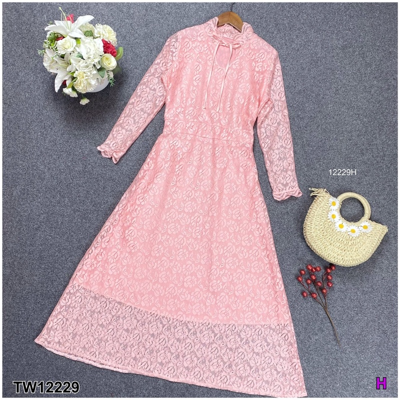 kudapy แม็กซี่เดรสแขนยาวสีขาว ชมพู คอจีนหยัก ผูกโบว์ เว้าคอหยดน้ำ ผ้าลูกไม้เนื้อดีทั้งชุด มีซับใน