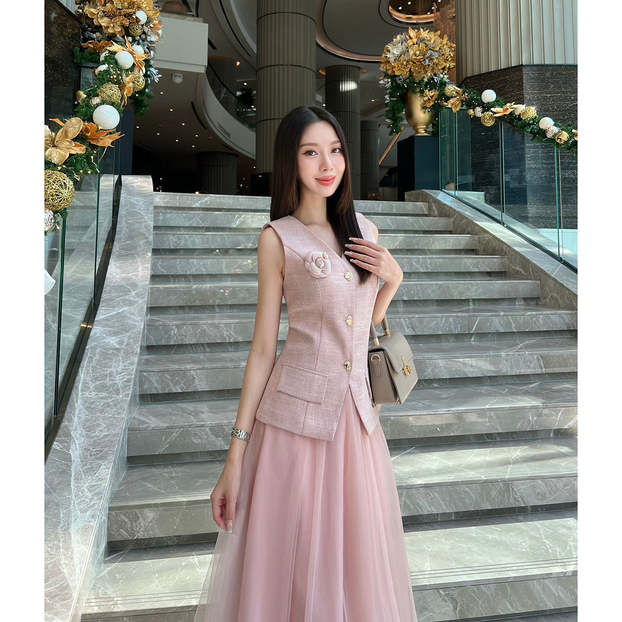 kudapy ชุดเซ็ทเสื้อแขนกุดทรงเข้ารูปแต่งกระดุมจริงสีทอง ตกแต่งกระเป๋าเสื้อให้ดูโดดเด่น(กระเป๋าหลอก)