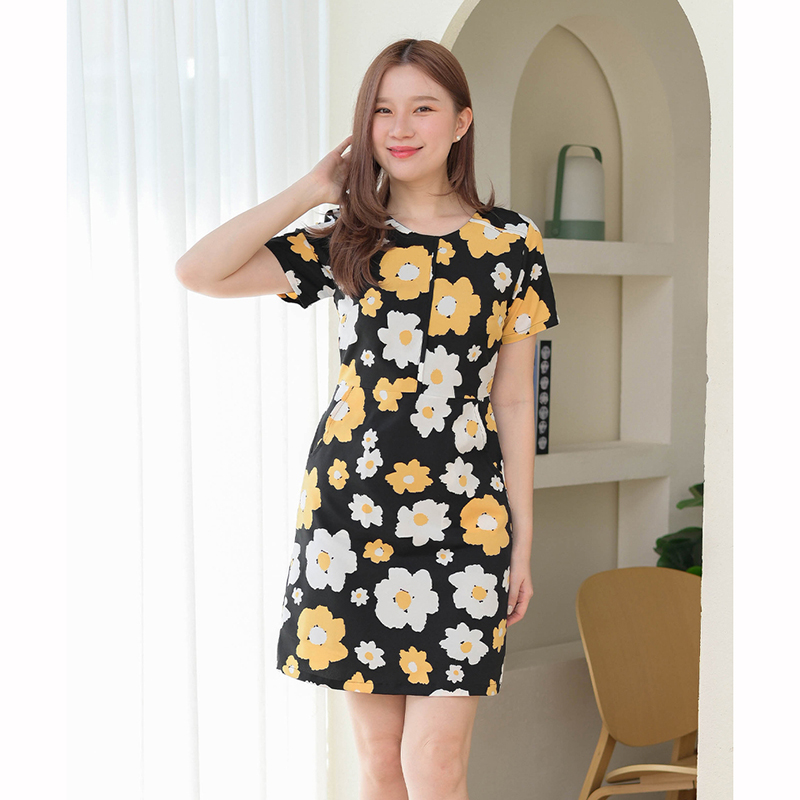 kudapy เดรสสั้นสีครีม/สีดำ ตัดต่อเล่นคัทติ้งกลางลำตัวและช่วงไหล่ มีกระเป๋าด้านข้าง ผ้าเนื้อนิ่มพิมพ์ลายดอกเพิ่มความน่ารักสดใส