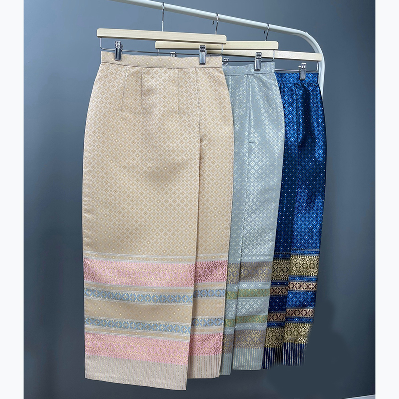 kudapy ผ้าถุงสำเร็จรูป ผ้าถุงทอลายสีทอง/สีเทา/สีน้ำเงินกรมท่า เกรดพรีเมี่ยมอัดกาว ซิปหลัง เย็บแบบ ทบผ้า ไม่เห็นหน้าขา
