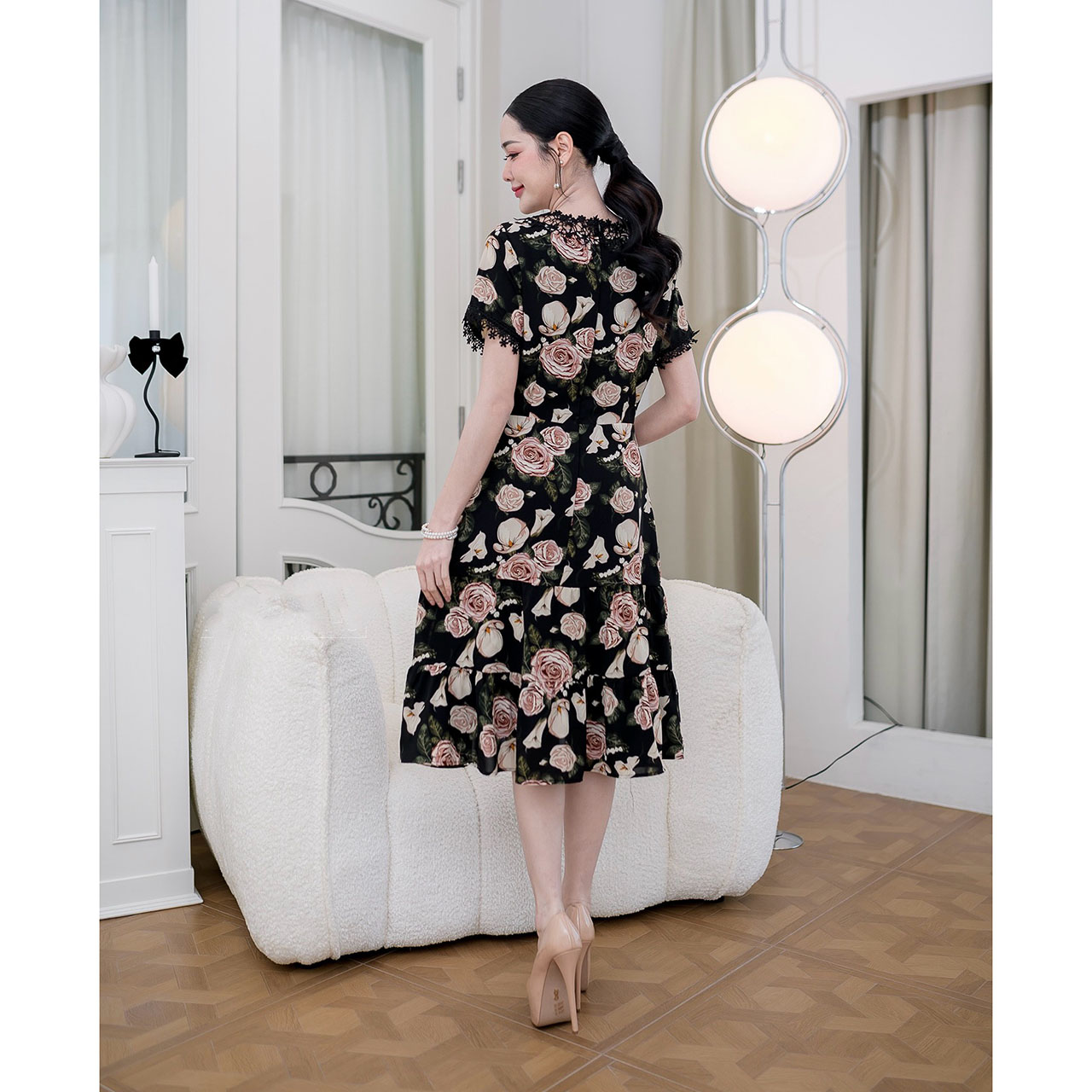 kudapy เดรสสั้นสีดำ/สีครีม ผ้าพิมพ์ลายกุหลาบ เนื้อผ้าเย็นลื่นเย็นใส่สบาย รอบคอตกแต่งด้วยแผงคอลูกไม้สวยหวาน ปลายแจนแต่งด้วยลูกไม้น่ารัก