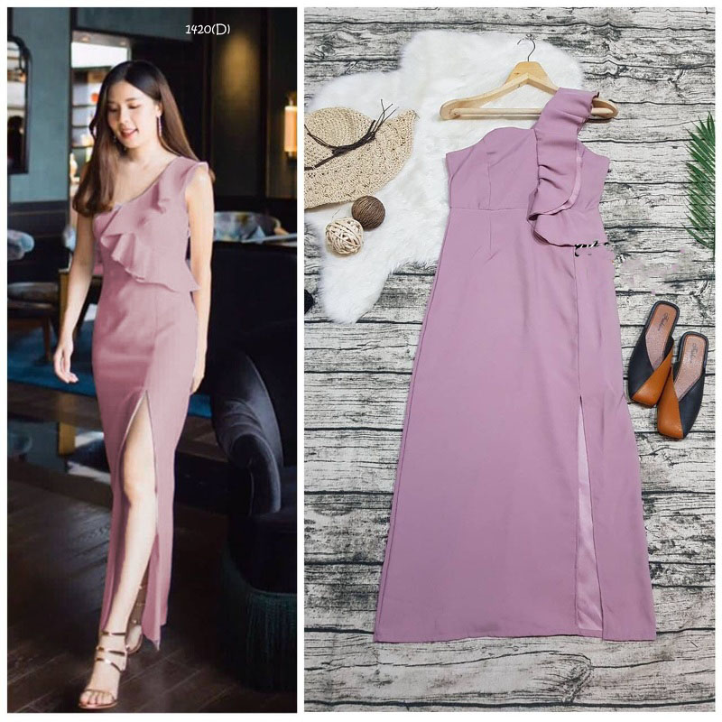 kudapyเดรสยาวสีชมพู/กรมท่า เกาะอกสายเดียวระบาย 1 ข้าง แต่งระบายมาถึงอก ผ้าซาร่าทั้งชุด ชายเดรสด้านหน้าเว้า