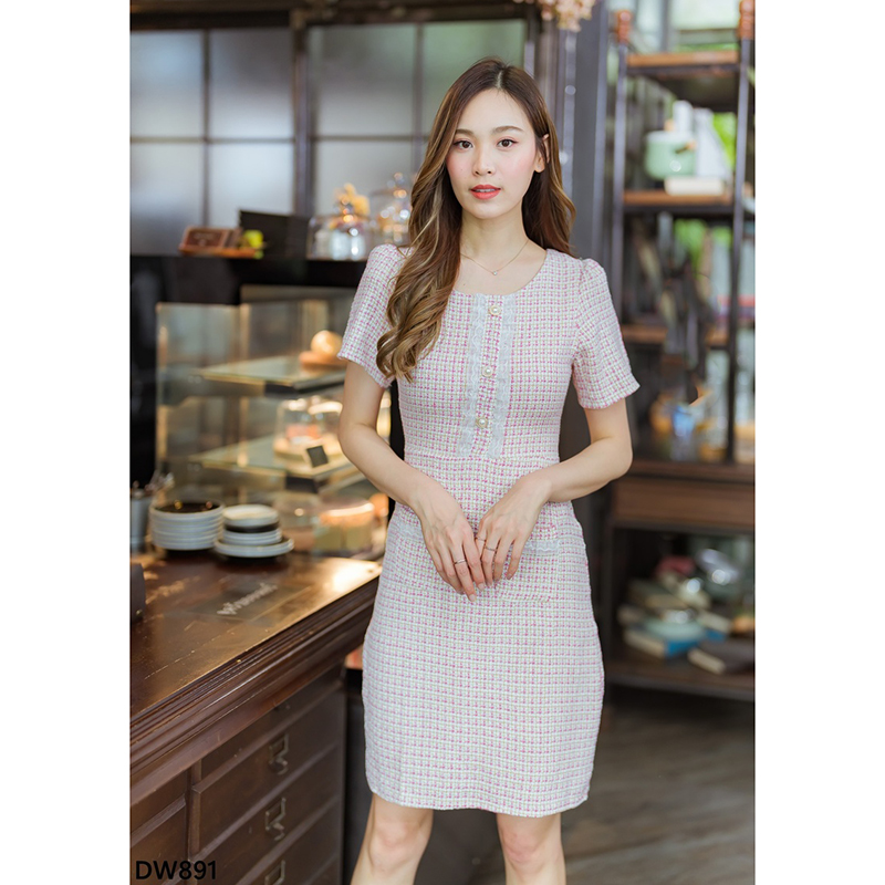 kudapy เดรสสั้นสีชมพู/สีเขียว/สีฟ้า ผ้าทอแต่งกระดุมมุก