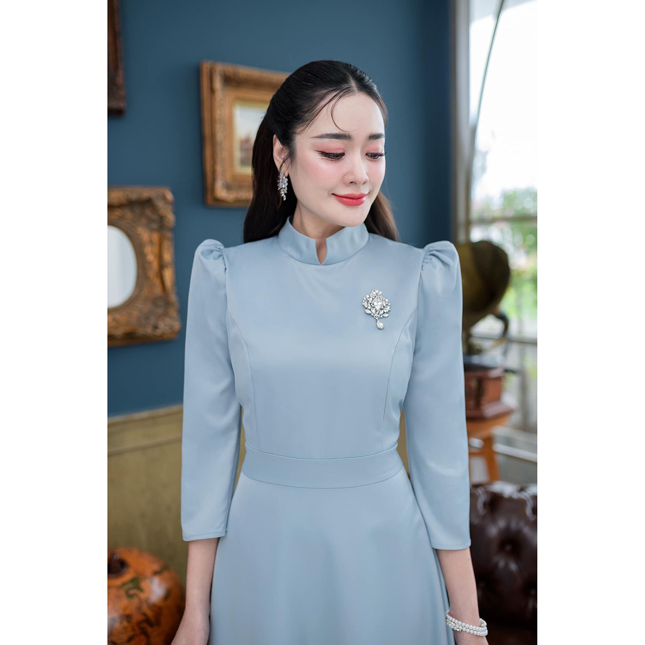 kudapy เดรสสั้นสีขาวงาช้าง/สีฟ้า ชุดไทยจิตรลดา ทรงแขนห้าส่วน ผ้าอัดกาวให้แล้วทั้งชุด เนื้อผ้านิ่มใส่สบาย เดรสความยาวคลุมเข่าใส่สวยสุภาพ