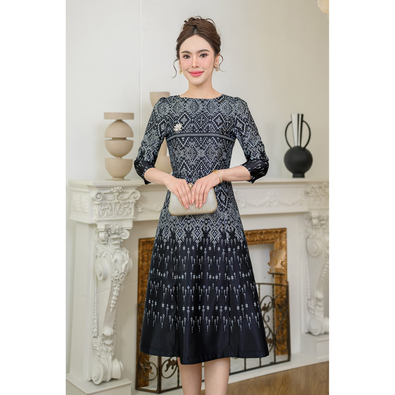 kudapy เดรสสั้นสีเขียวตอง , สีทอง ผ้าSatin silk อัดกาวพิมพ์ลวดลายแพรวา แขนสามส่วน คอกลม มาพร้อมชิปหลังซับในใส่สบาย