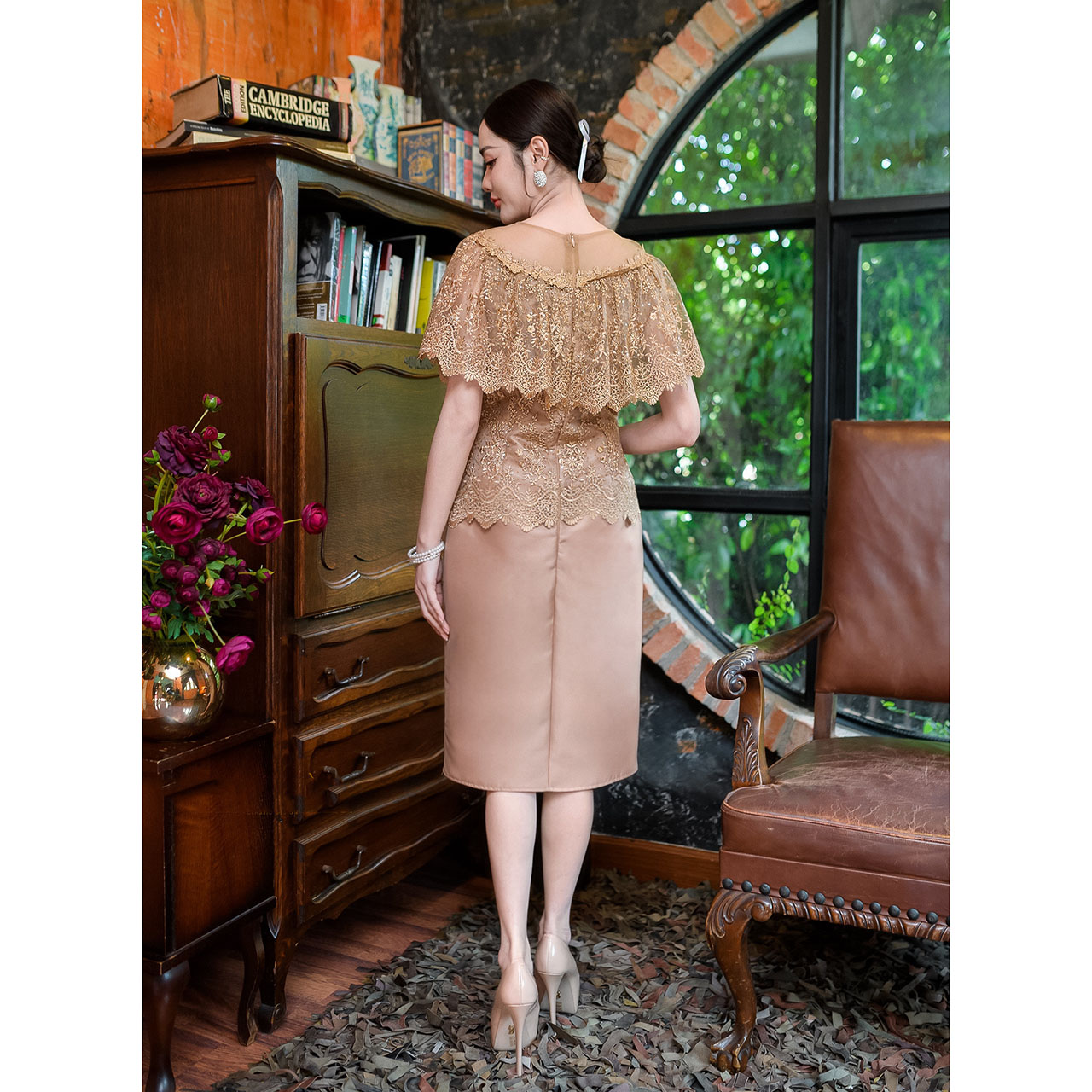 kudapy เดรสสั้น ผ้าไหมทรงสวย แต่งคลุมไหล่ระบายรอบตัวถึงด้านหลัง มีซับในทั้งชุด แต่งซิปหลัง