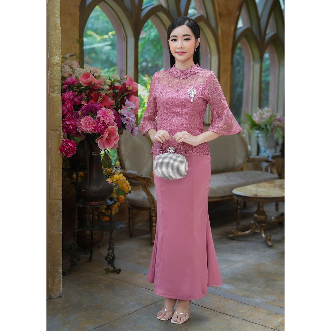 kudapy ชุดลูกไม้ใยบวบสีเขียวมิ้นท์/สีชมพู คอปีนแต่งด้วยลูกไม้ลายดอกที่เข้ากับลายตัวเสื้อ ทรงแขนกระดิ่ง