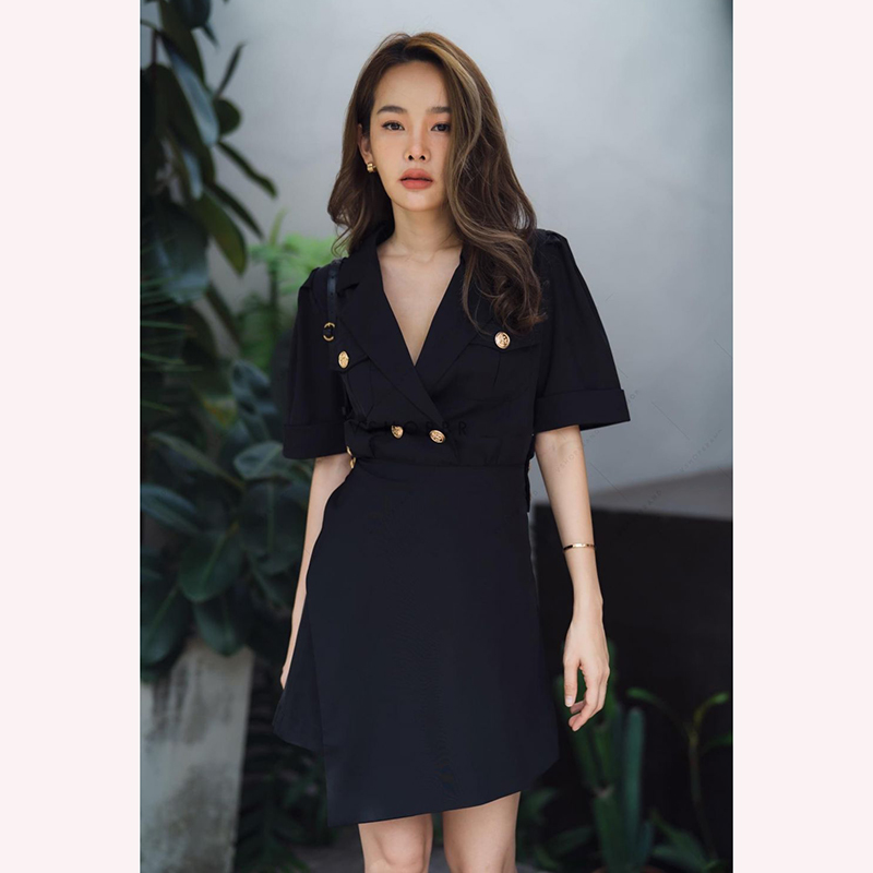 kudapy เดรสสูทกระดุมหน้า ดีไซน์เก๋ด้วยกระโปรงไขว้หน้า เนื้อผ้าทิ้งตัว