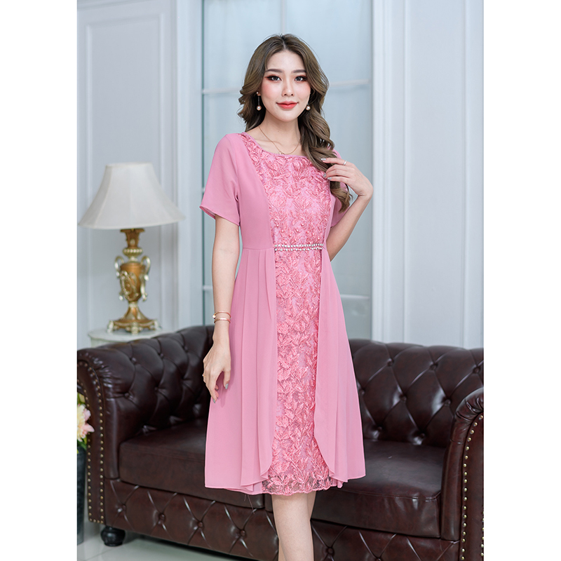 kudapy เดรสสั้นสีชมพู/สีเขียวพาลเทล ดีไซน์เก๋มีดีเทลผ้าลูกไม้เงาด้านหน้า และคลุมด้วยชิฟฟ่อน เหมือนใส่เป็นเสื้อคลุมสองชิ้นแต่เป็นเดรสชิ้นเดียว