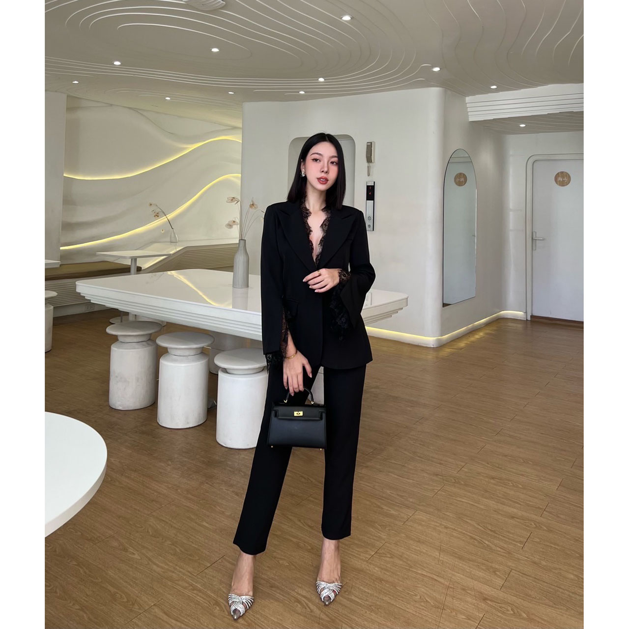 kudapy ชุดเซ็ทเสื้อ+กางเกง เสื้อสูทแต่งลูกไม้ที่คอปกเสื้อ เพิ่มความเกร๋ที่ปลายแขนเสื้อผ่าแขนลูกคัตติ้ง กางเกงทรงกระบอกเล็ก ซิปหลัง