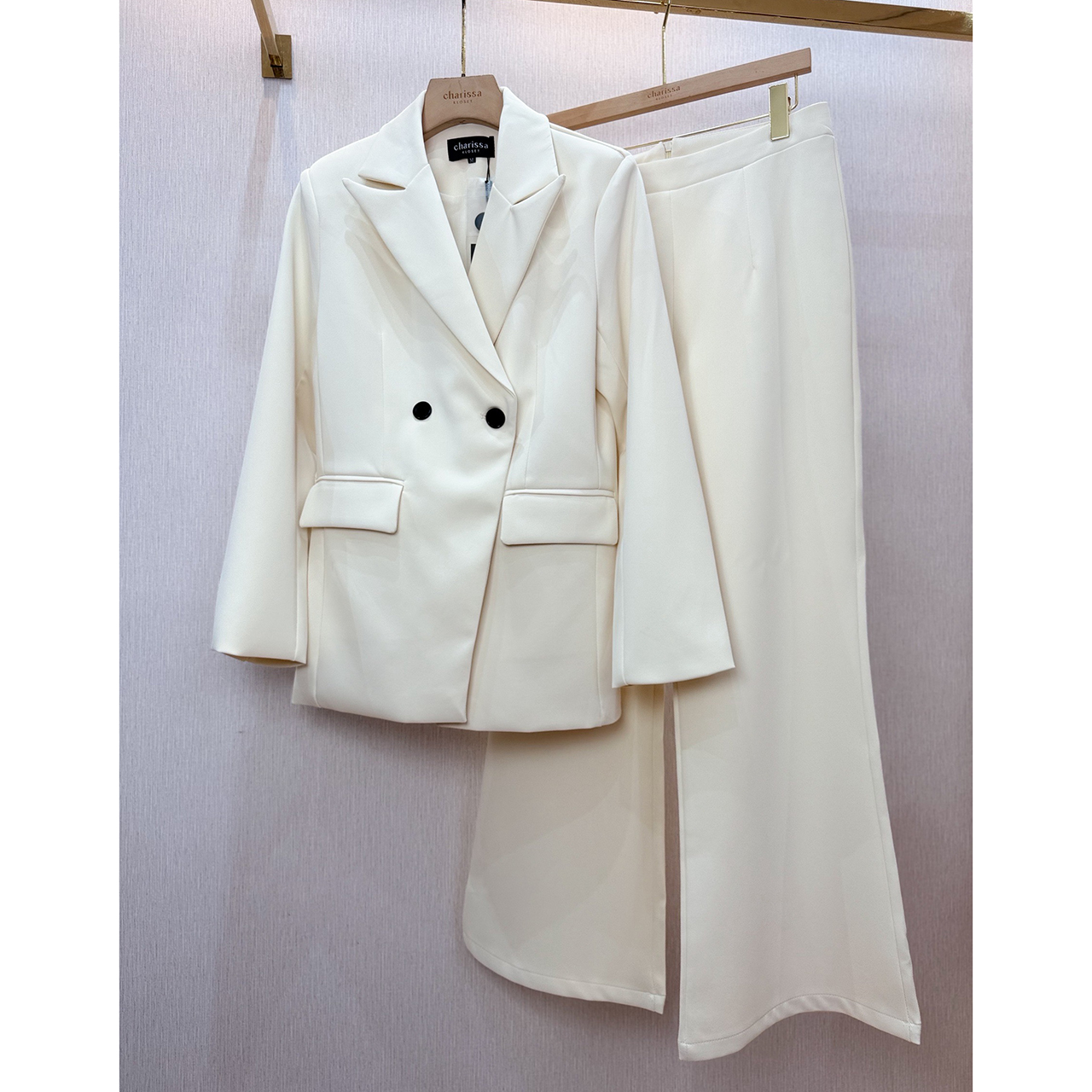 kudapypy ชุดเซ็ทเสื้อสูท ปกสูท มีรองบ่าๆเพื่อให้เป็นทรงสวย ออกแบบกระเป๋าให้สามารถใช้งานได้ มาพร้อมกับกางเกงใช้ผ้าเดียวกับเสื้อสูท