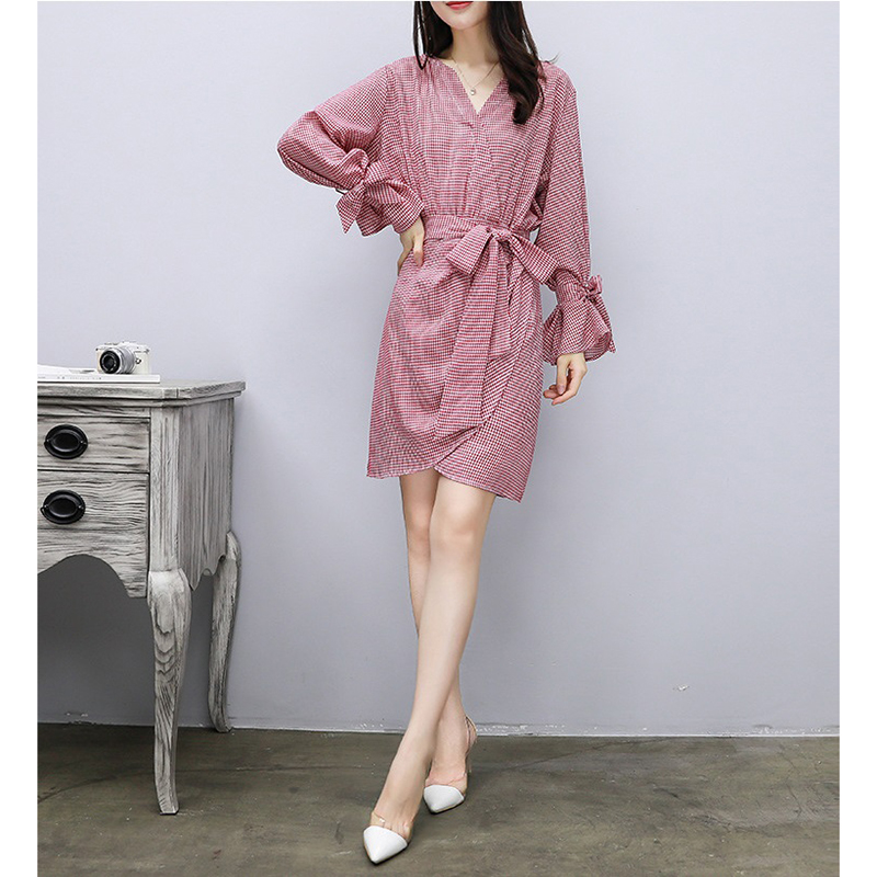 kudapy เดรสสั้นสีแดง/สีดำ ลายสก๊อตคอวี กระโปรงป้ายด้านหน้า มีซิปด้านข้าง (จากอก-สะโพก) มีผ้าผูกโบว์ตรงช่วงเอวและปลายแขน