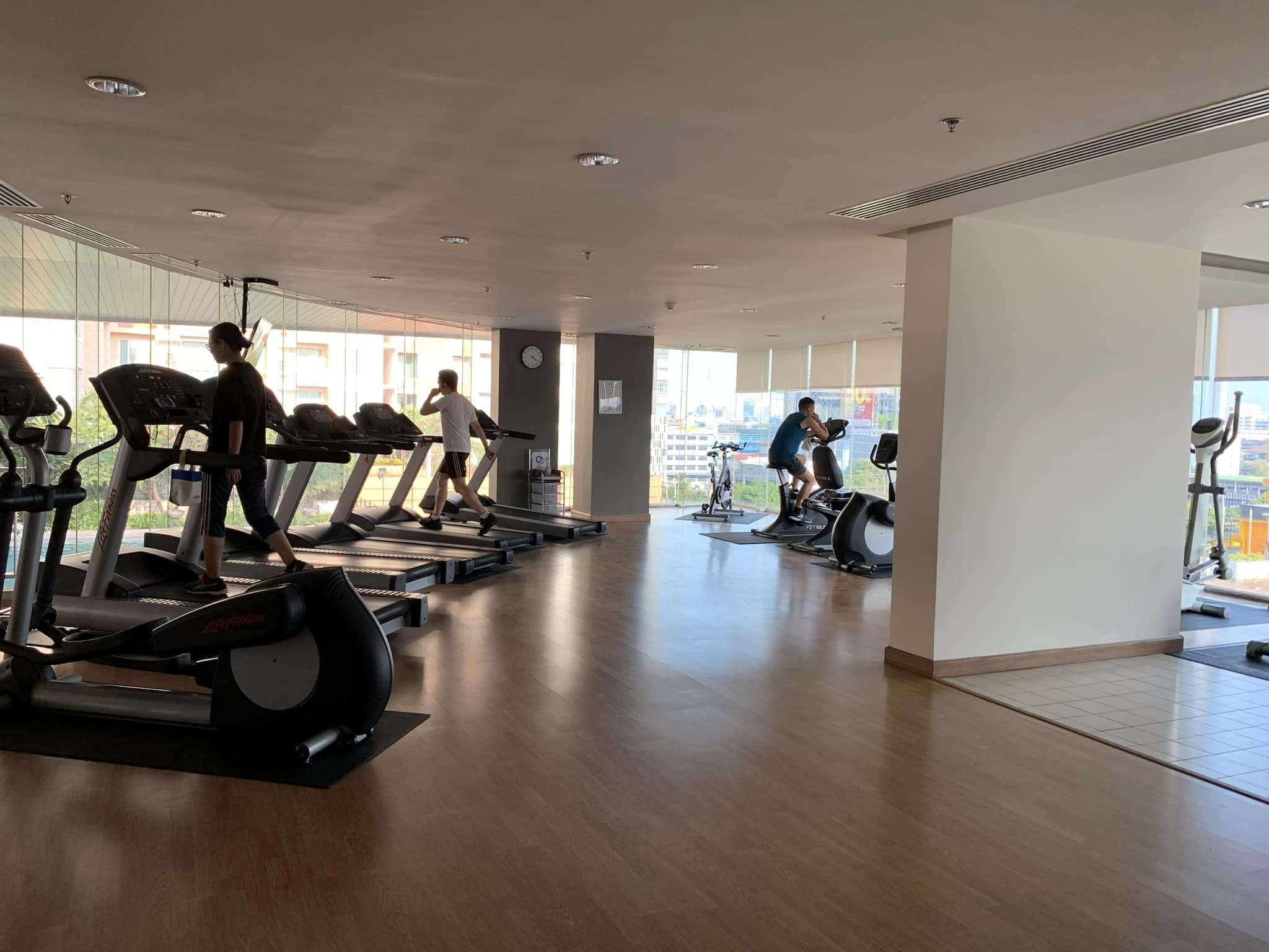 ปล่อยเช่าคอนโด The Empire Place (ดิ เอ็มไพร์ เพลซ) สาทร - ห้องสวยวิวสวยน่าอยู่เฟอร์เครื่องใช้ไฟฟ้าครบครั้น - การเดินทาง: ใกล้ BTS ช่องนนทรี