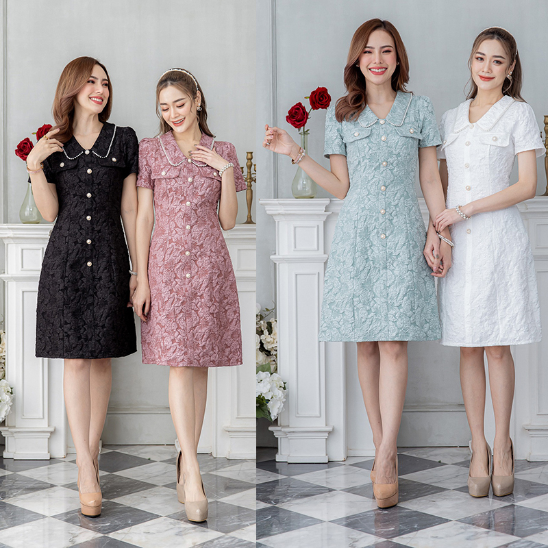 kudapy เดรสสั้นสีดำ/สีน้ำตาล/สีเขียว/สีขาว คอปกมุก ผ้าแจ็คกาด ใส่แล้วดูเพรียว เป็นทรงเข้ารูป มีดีเทลแต่งกระดุม และกระเป๋าช่วงอก เพิ่มความสวยเก๋